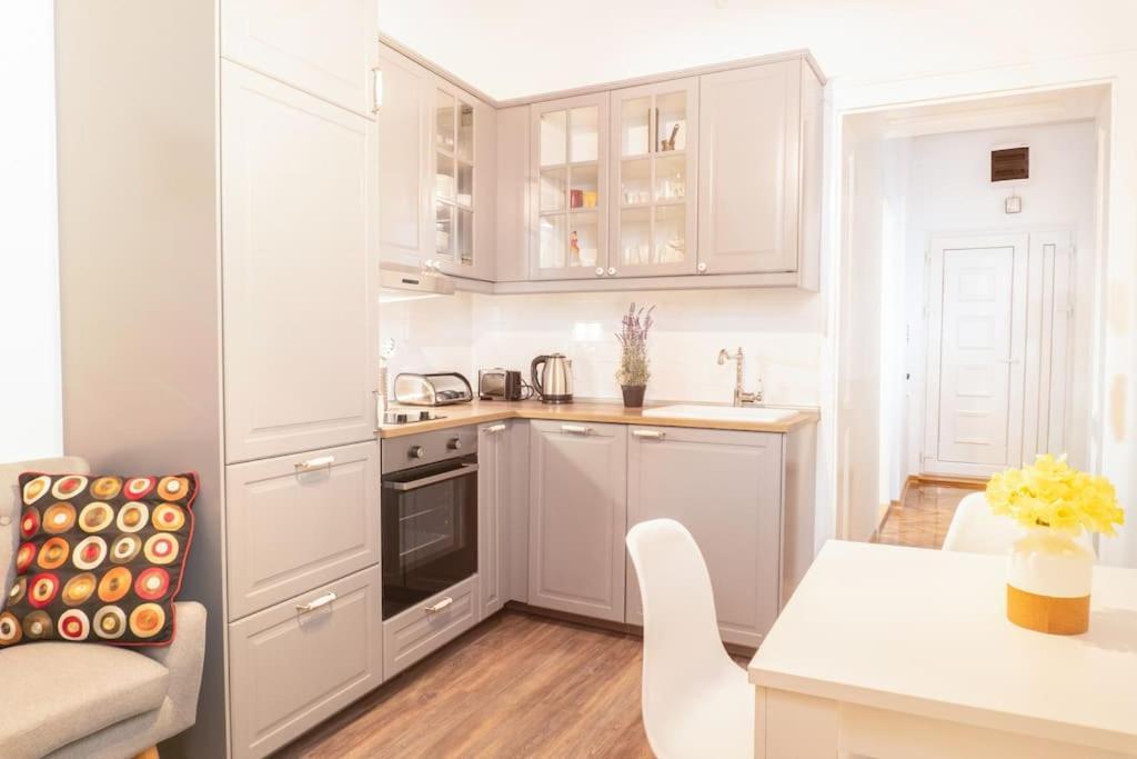 Central And Comfy 2Bdr Apartment Near Parliament Beograd Ngoại thất bức ảnh